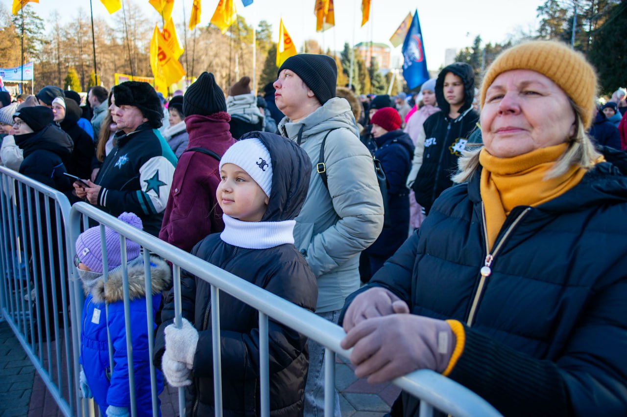 Челябинцы отметили День народного единства в парке Гагарина Челябинцы отметили День народного единства в парке Гагарина