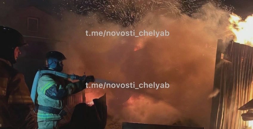 В Челябинске из-за проблем с электроприборами сгорела крыша садового дома