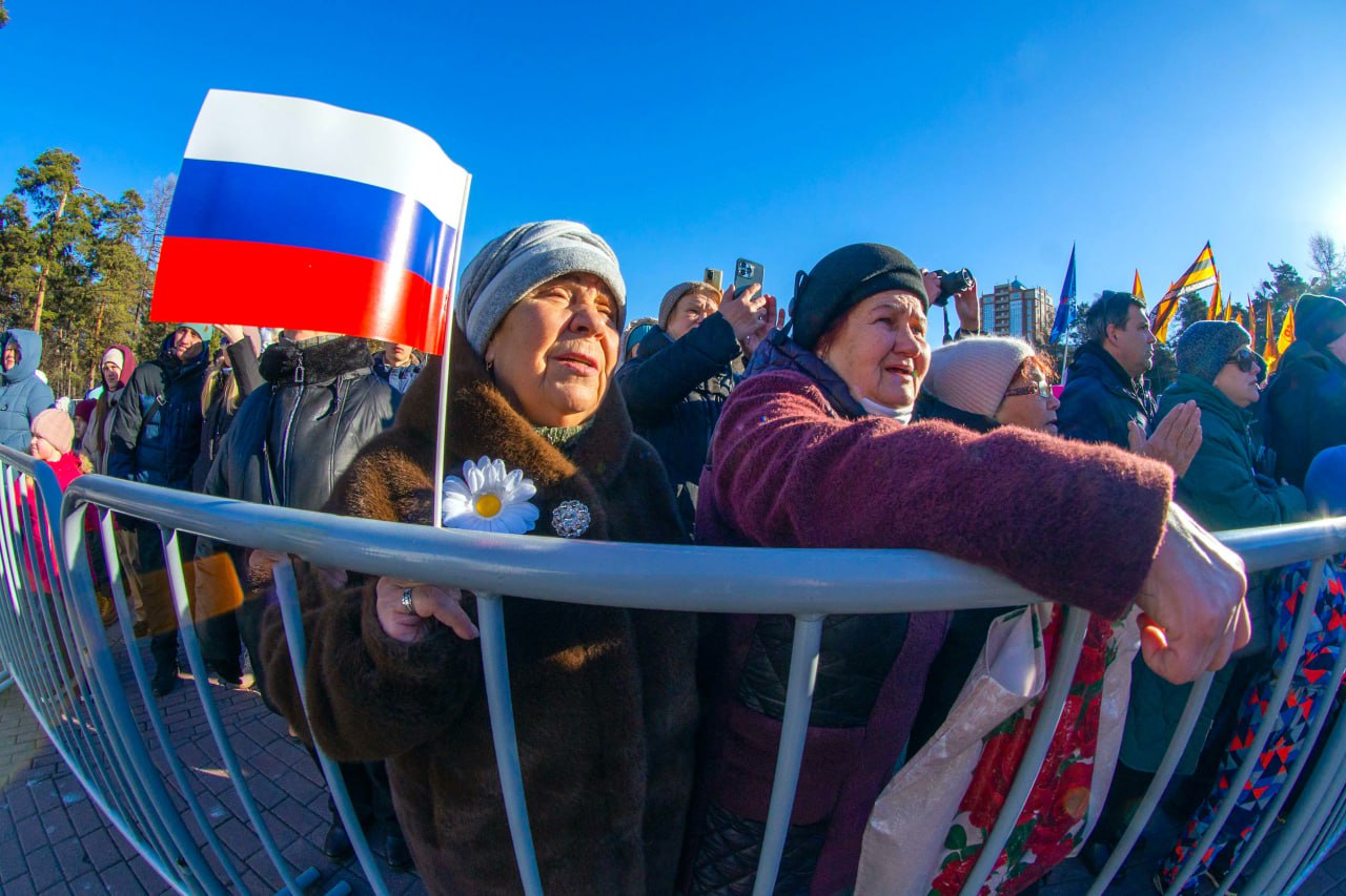 Челябинцы отметили День народного единства в парке Гагарина Челябинцы отметили День народного единства в парке Гагарина
