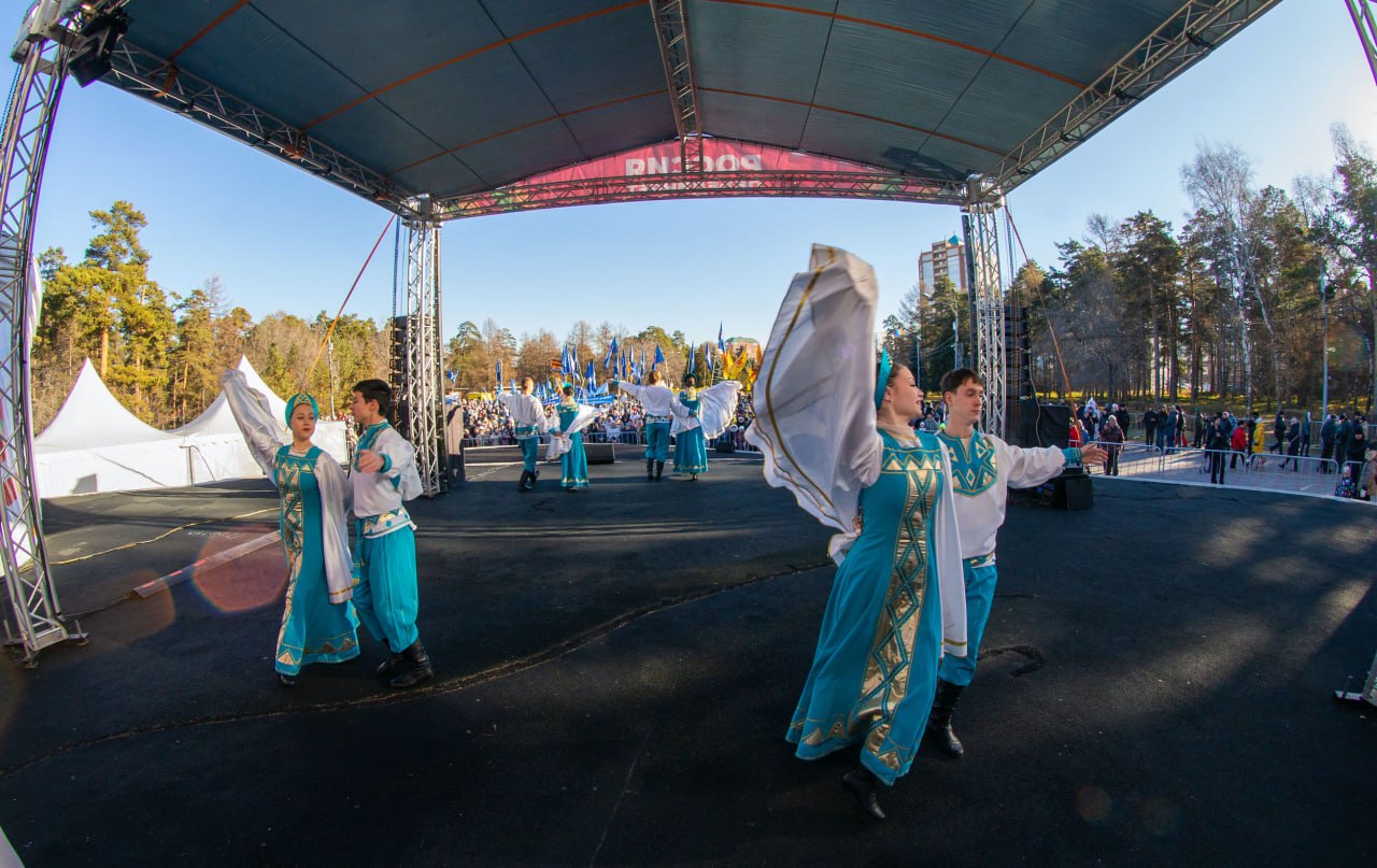 Челябинцы отметили День народного единства в парке Гагарина Челябинцы отметили День народного единства в парке Гагарина