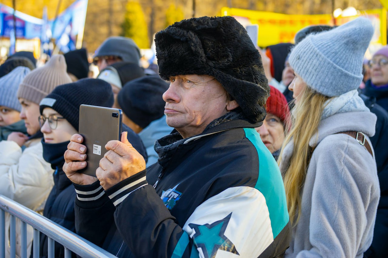 Челябинцы отметили День народного единства в парке Гагарина Челябинцы отметили День народного единства в парке Гагарина