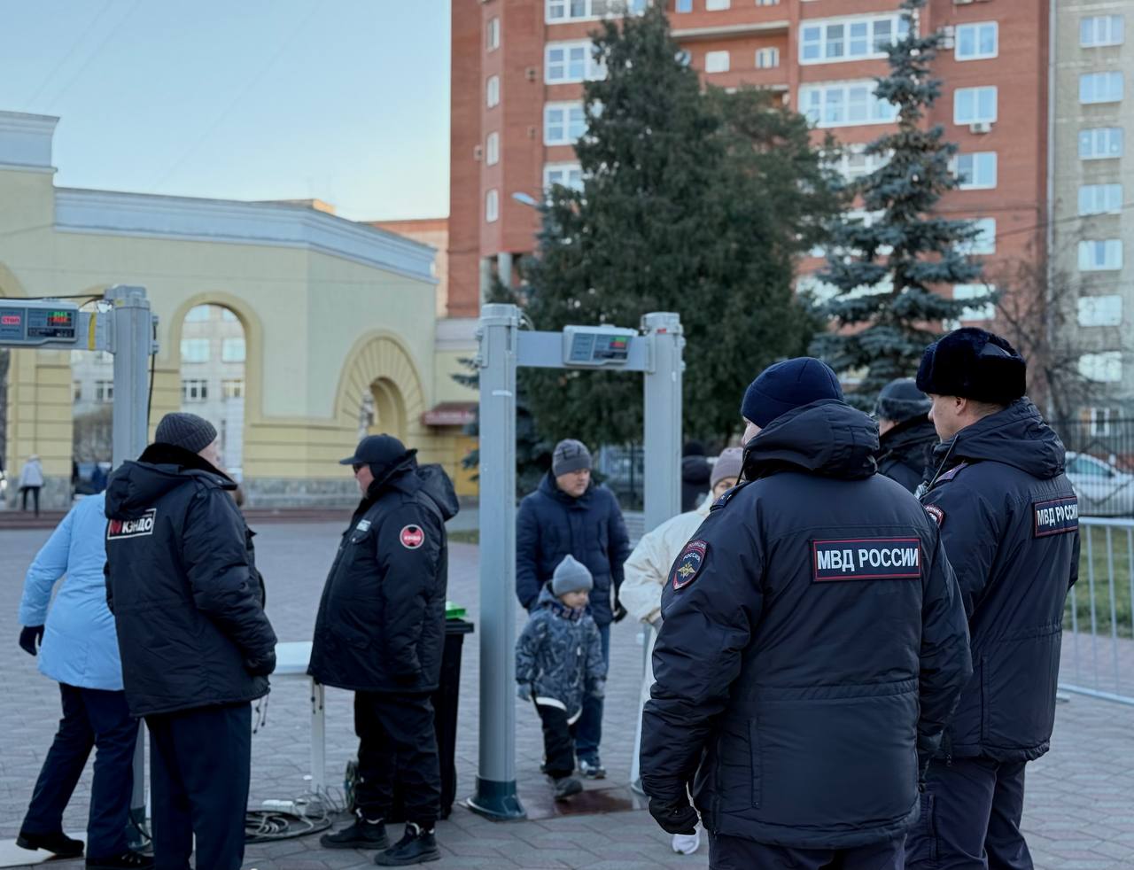 Челябинские полицейские обеспечивают правопорядок на мероприятии, приуроченном ко Дню народного единства