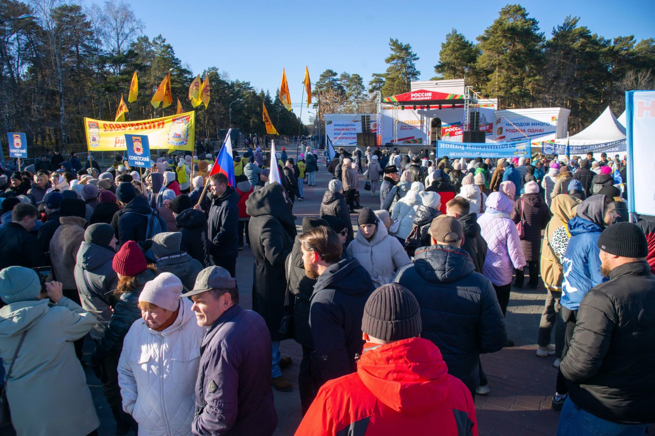 Челябинцы отметили День народного единства в парке Гагарина Челябинцы отметили День народного единства в парке Гагарина
