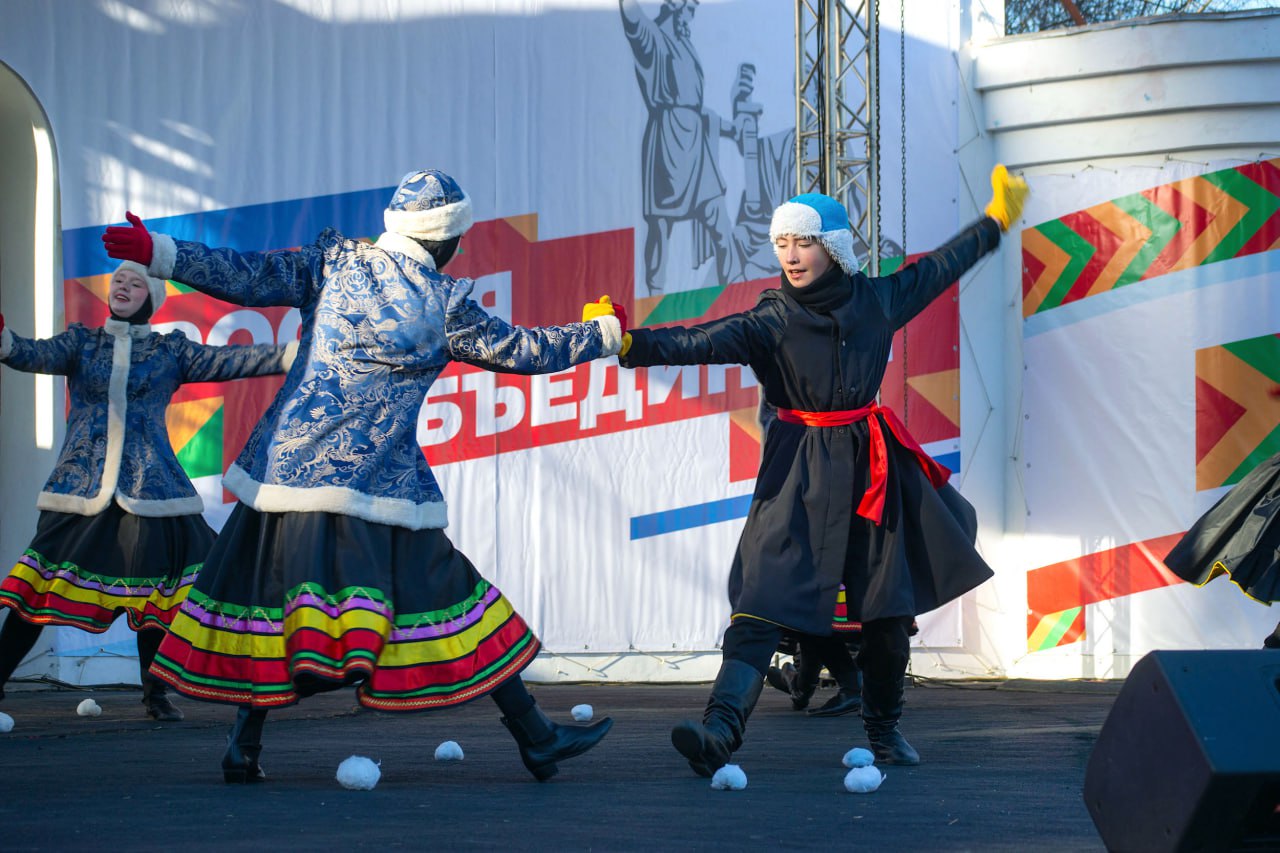 Челябинцы отметили День народного единства в парке Гагарина Челябинцы отметили День народного единства в парке Гагарина