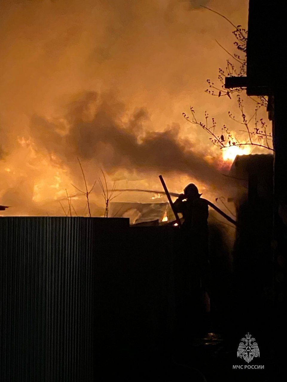 И вновь - баня.... Сотрудники МЧС России работали на пожаре в городе Сим: на улице Кирова, в частном домовладении загорелись баня и  надворные постройки. Огонь успел перекинуться и на баню соседей. Площадь пожара составила...