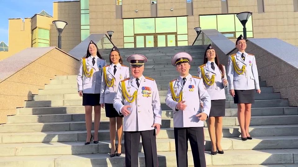 Полицейские Челябинской области поздравляют жителей и гостей региона с Днем народного единства праздничным клипом