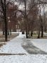 Снег в Челябинске только выпал, а его уже старательно убирают, чтобы не допустить гололеда