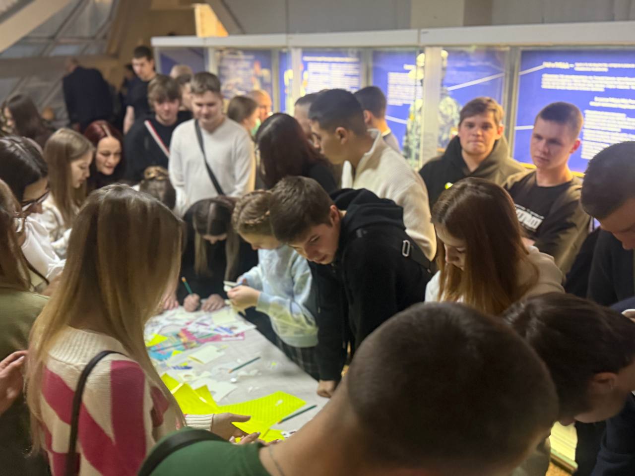 Сотрудники Управления Госавтоинспекции провели мастер-класс по изготовлению световозвращающих элементов в Краеведческом музее Сотрудники Управления Госавтоинспекции провели мастер-класс по изготовлению световозвращающих элементов в Краеведческом музее