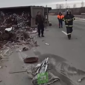 В районе поворота на Полетаево опрокинулся грузовик