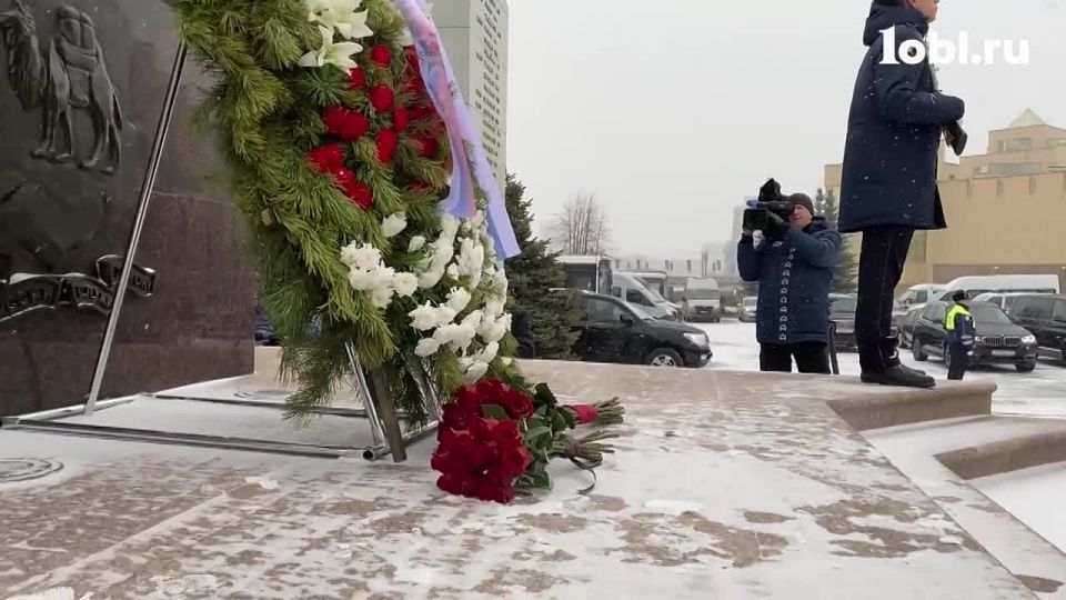 Алексей Текслер почтил память погибших при выполнении служебных обязанностей сотрудников органов внутренних дел РФ