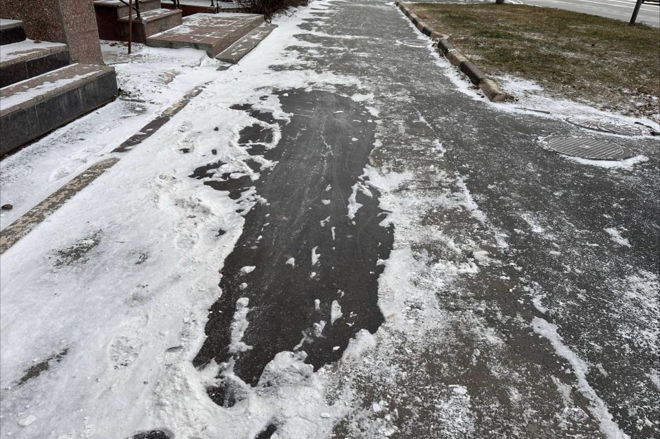 Не забудьте коньки! В Челябинске с первыми заморозками тротуары местами превратились в настоящий каток Не забудьте коньки! В Челябинске с первыми заморозками тротуары местами превратились в настоящий каток