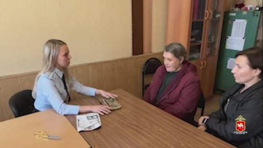 Челябинские полицейские вернули пожилым женщинам похищенные мошенниками сбережения