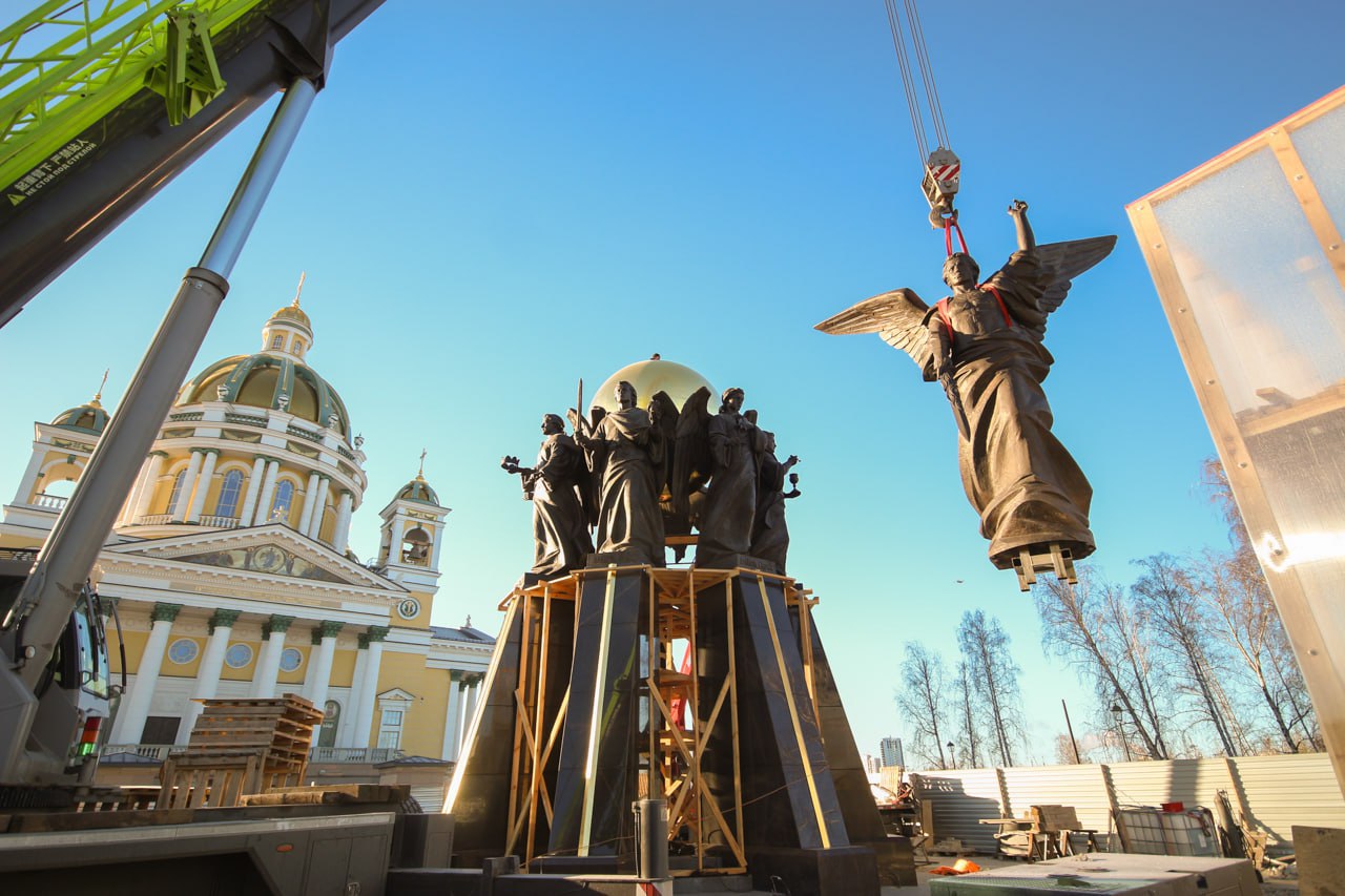 В Челябинске установили статую архангела Михаила