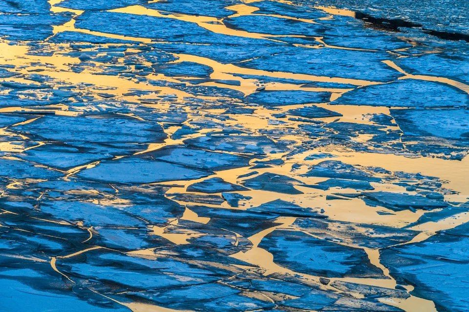 В Коркино опасная прогулка завершилась для ребенка крайне неприятным купанием