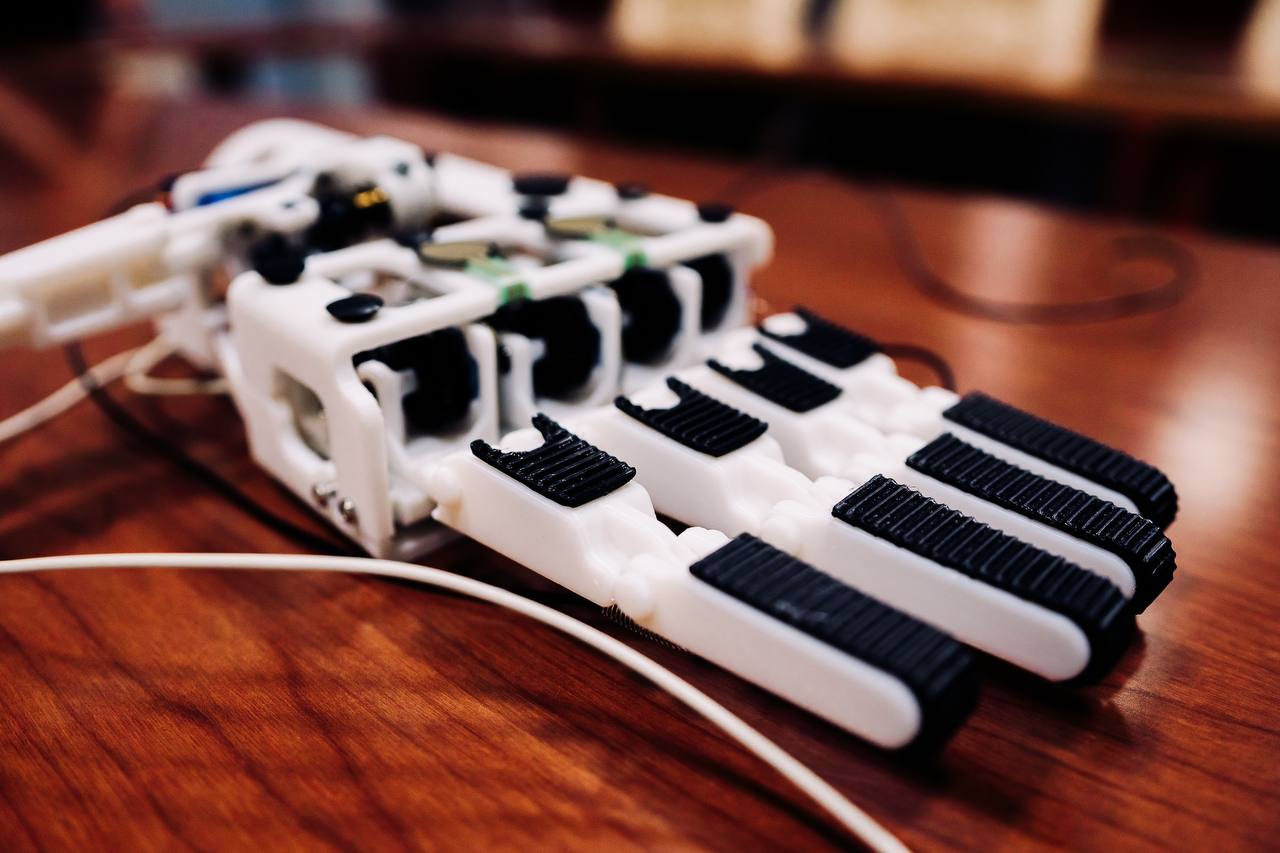 Прототип бионического протеза руки создали в Челябинской области Прототип бионического протеза руки создали в Челябинской области