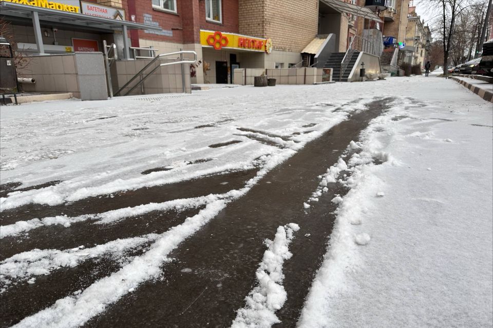 Не забудьте коньки! В Челябинске с первыми заморозками тротуары местами превратились в настоящий каток
