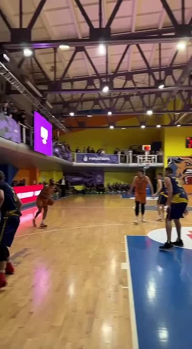 Единственные, кто сегодня порадовал челябинских болельщиков - это баскетболисты