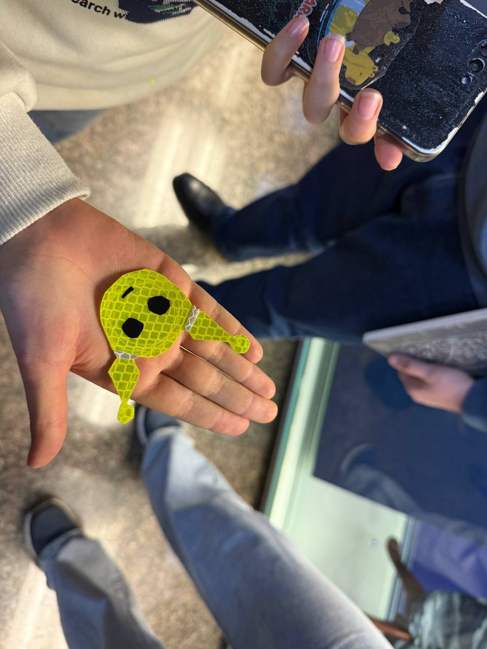 Сотрудники Управления Госавтоинспекции провели мастер-класс по изготовлению световозвращающих элементов в Краеведческом музее Сотрудники Управления Госавтоинспекции провели мастер-класс по изготовлению световозвращающих элементов в Краеведческом музее