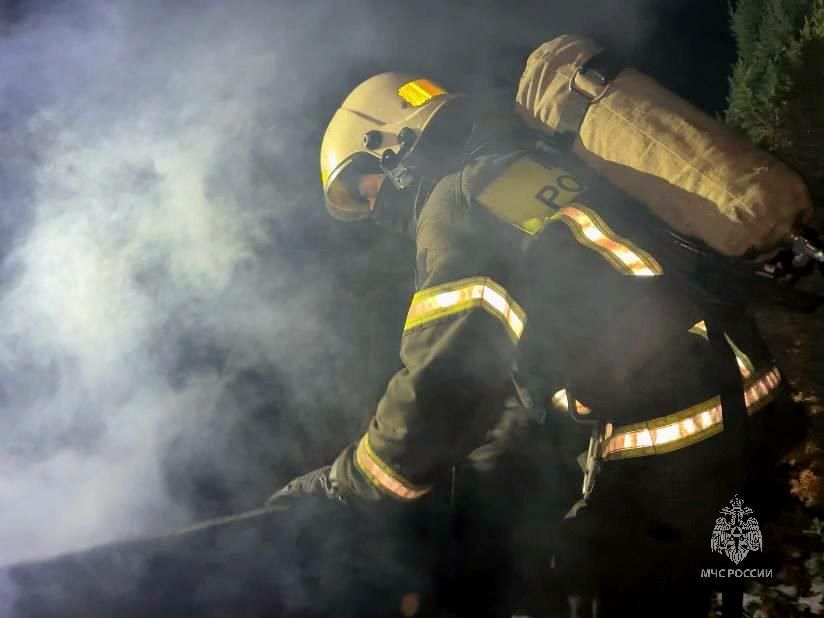 Сотрудники МЧС России вновь тушили баню Сотрудники МЧС России вновь тушили баню