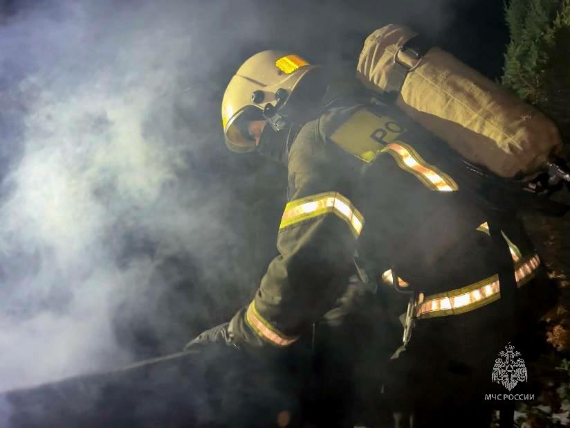 Сотрудники МЧС России вновь тушили баню Сотрудники МЧС России вновь тушили баню