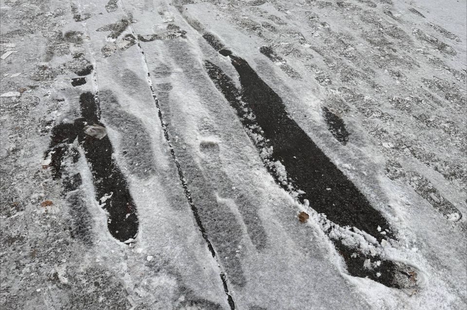 Не забудьте коньки! В Челябинске с первыми заморозками тротуары местами превратились в настоящий каток Не забудьте коньки! В Челябинске с первыми заморозками тротуары местами превратились в настоящий каток