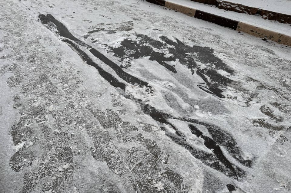 Не забудьте коньки! В Челябинске с первыми заморозками тротуары местами превратились в настоящий каток Не забудьте коньки! В Челябинске с первыми заморозками тротуары местами превратились в настоящий каток