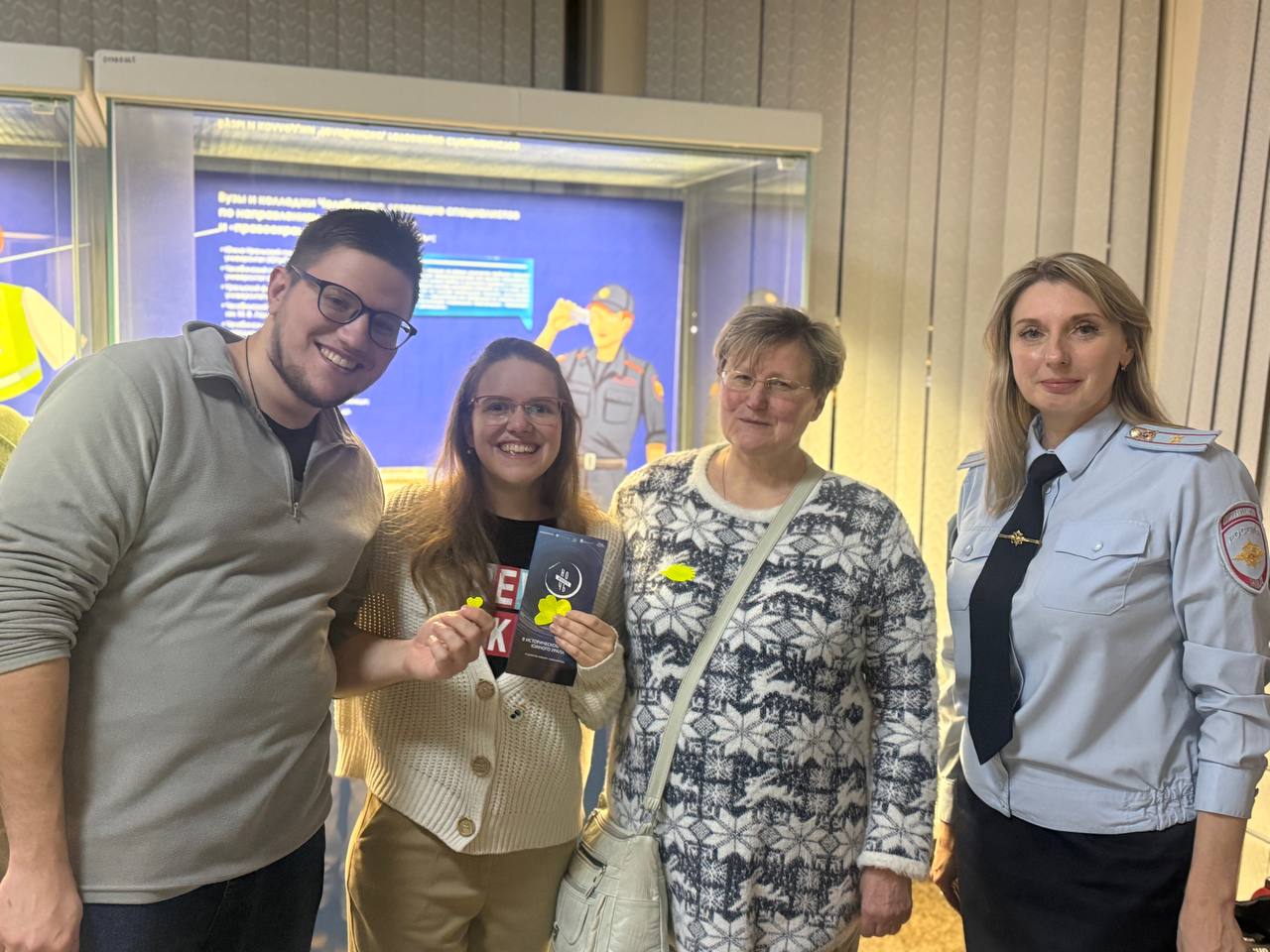 Сотрудники Управления Госавтоинспекции провели мастер-класс по изготовлению световозвращающих элементов в Краеведческом музее Сотрудники Управления Госавтоинспекции провели мастер-класс по изготовлению световозвращающих элементов в Краеведческом музее