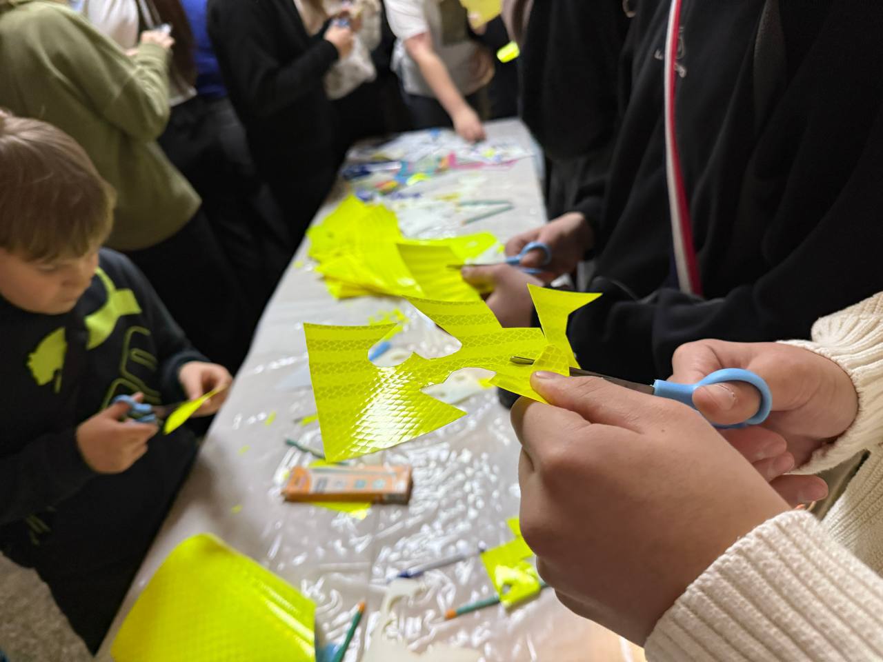 Сотрудники Управления Госавтоинспекции провели мастер-класс по изготовлению световозвращающих элементов в Краеведческом музее Сотрудники Управления Госавтоинспекции провели мастер-класс по изготовлению световозвращающих элементов в Краеведческом музее