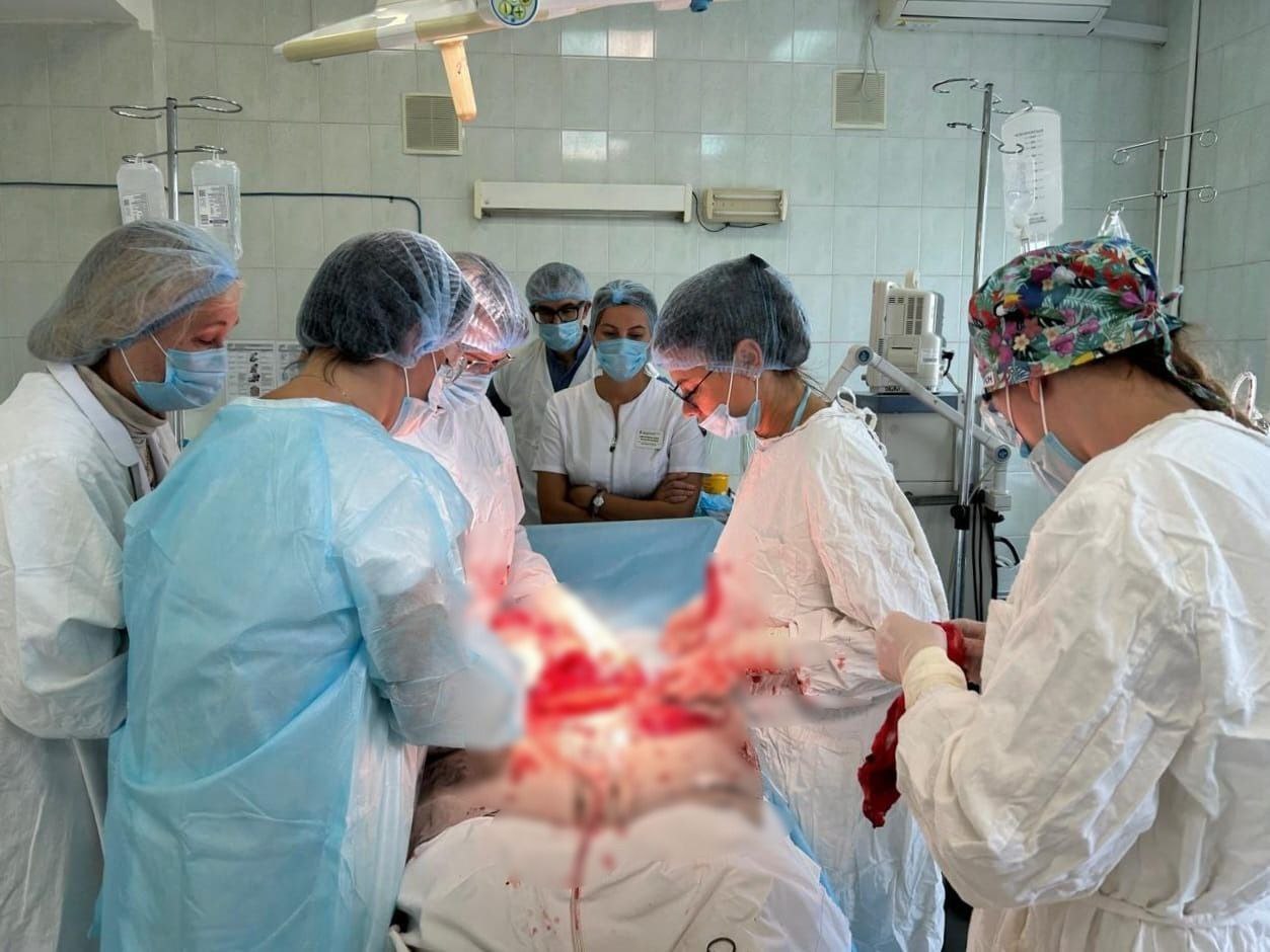 В Челябинске женщине с гигантской миомой помогли родить здорового малыша