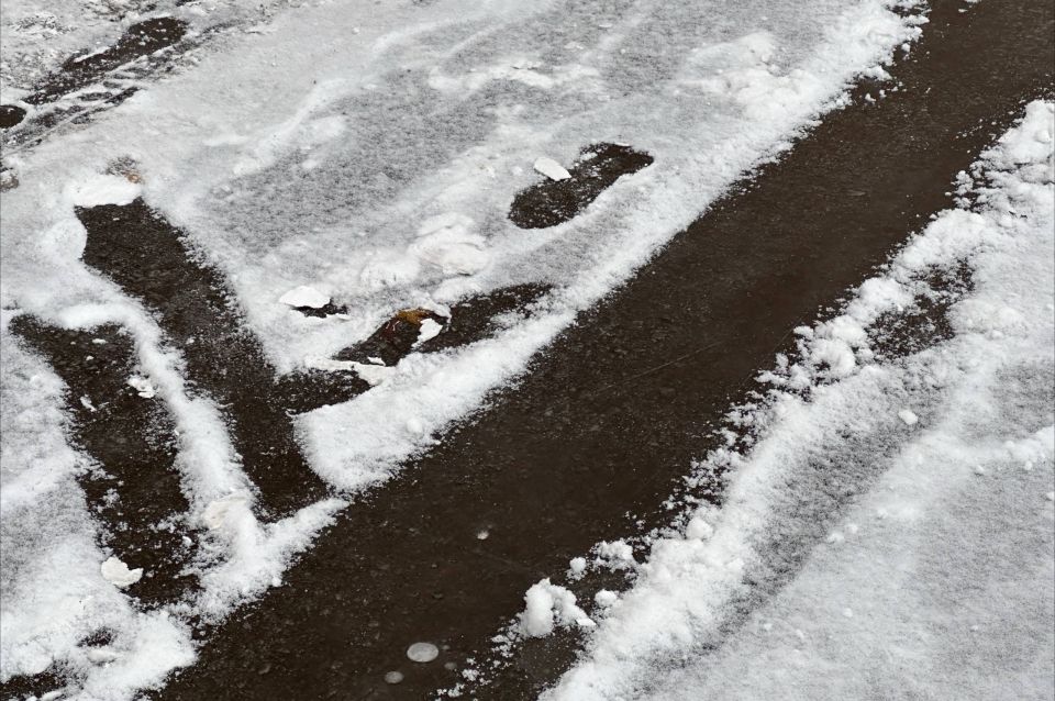 Не забудьте коньки! В Челябинске с первыми заморозками тротуары местами превратились в настоящий каток Не забудьте коньки! В Челябинске с первыми заморозками тротуары местами превратились в настоящий каток