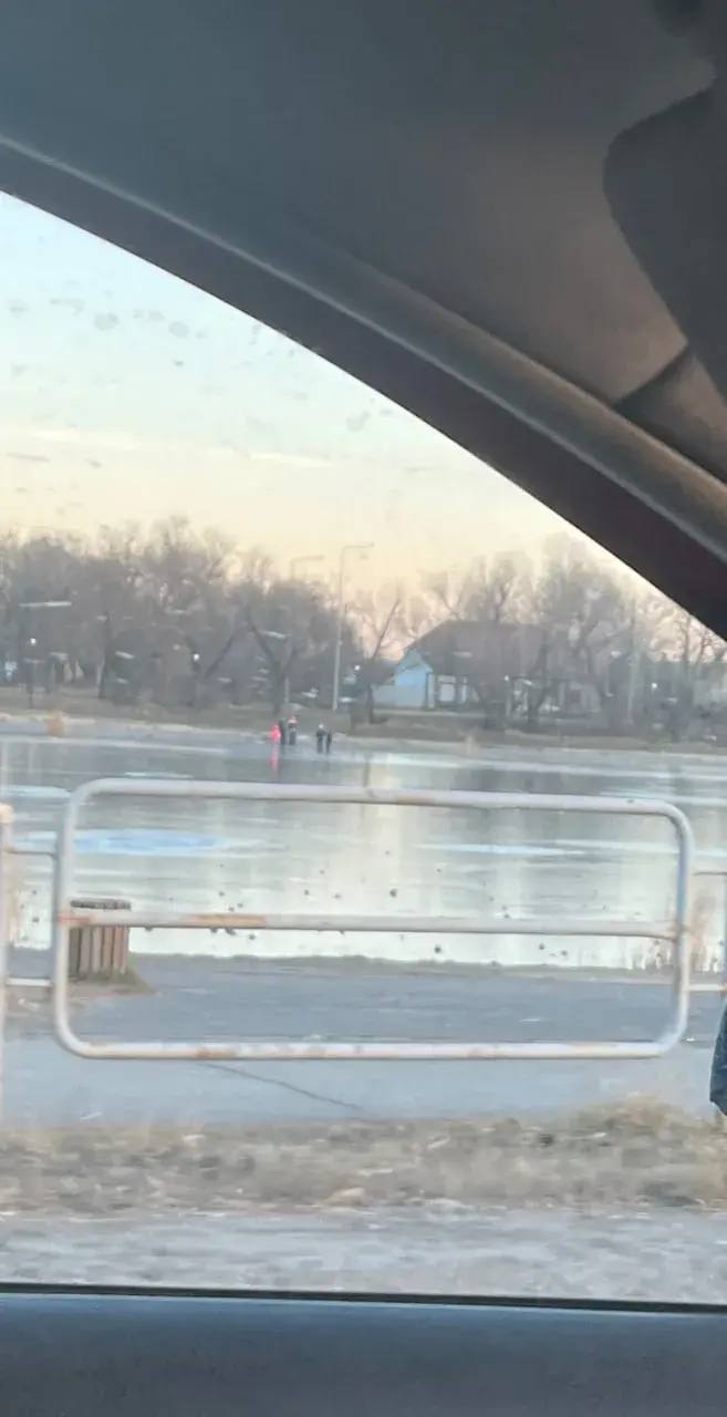 Тонкий лед - тонкая грань. В сети все чаще появляются видео, где дети бегут по первому льду Тонкий лед - тонкая грань. В сети все чаще появляются видео, где дети бегут по первому льду