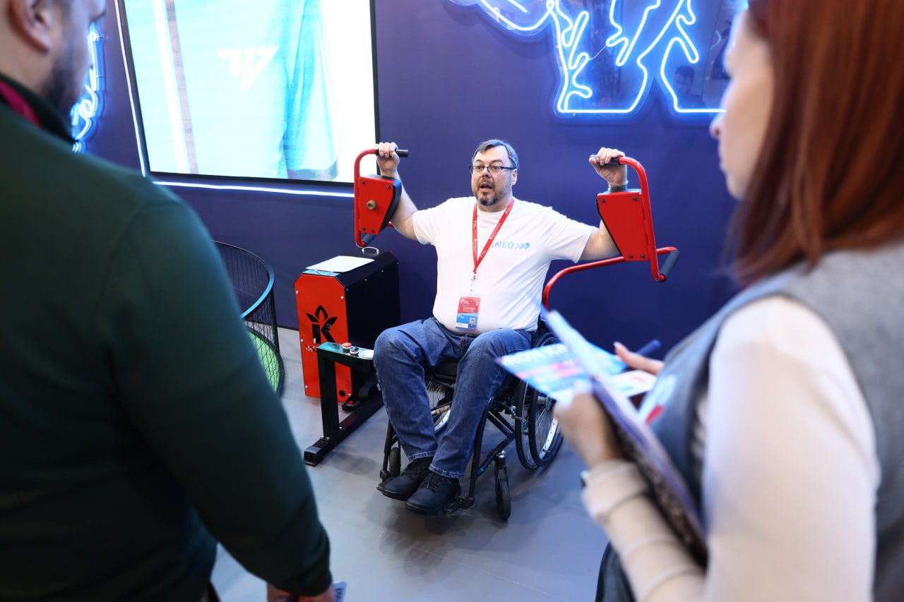 Алексей Текслер осмотрел стенд Челябинской области на XIII Международном спортивном форуме «Россия – спортивная держава»