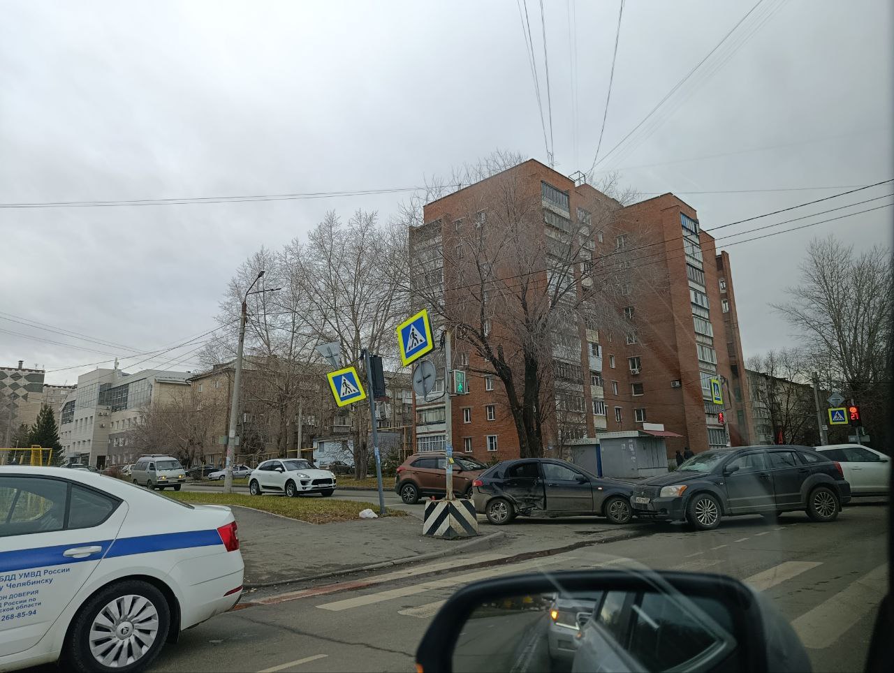 Информация от подписчиков. В Челябинске на пересечении улиц Красноармейская и Островского столкнулись две иномарки, полностью закрыв проезжую часть