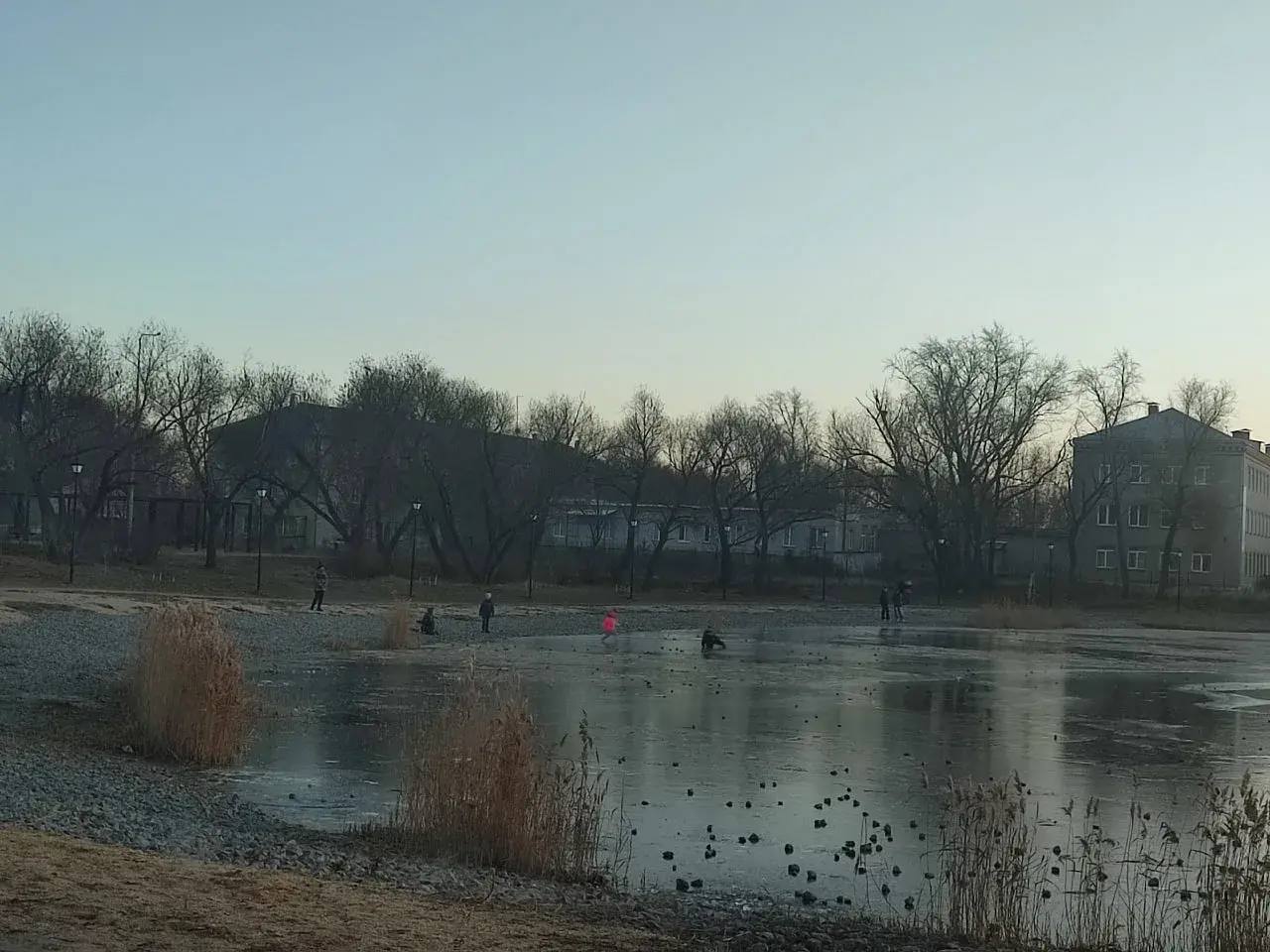 Тонкий лед - тонкая грань. В сети все чаще появляются видео, где дети бегут по первому льду