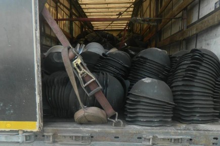 На границе Челябинской области и Казахстана остановили грузовик, забитый чугунной посудой