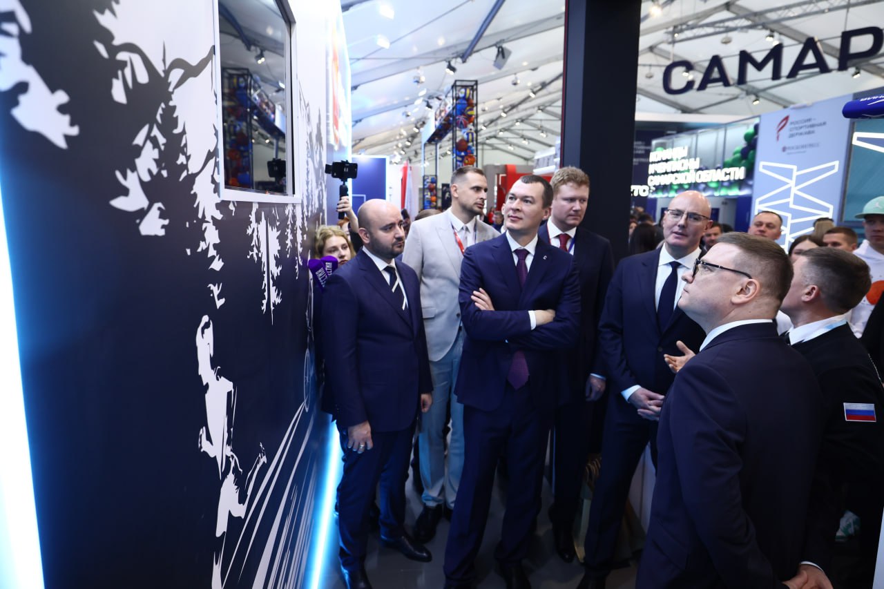 Заместитель председателя Правительства РФ Дмитрий Чернышенко и министр спорта России Михаил Дегтярёв ознакомились со спортивными достижениями Челябинской области Заместитель председателя Правительства РФ Дмитрий Чернышенко и министр спорта России Михаил Дегтярёв ознакомились со спортивными достижениями Челябинской области