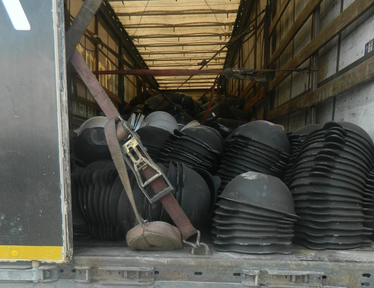 Через границу Челябинской области пытались незаконно провезти 3 тысячи казанов