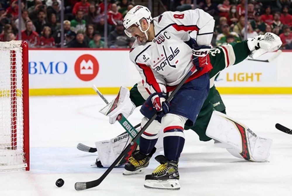 В свои 40 лет легендарный Овечкин крушит рекорды: уже 900-я шайба в НХЛ В свои 40 лет легендарный Овечкин крушит рекорды: уже 900-я шайба в НХЛ