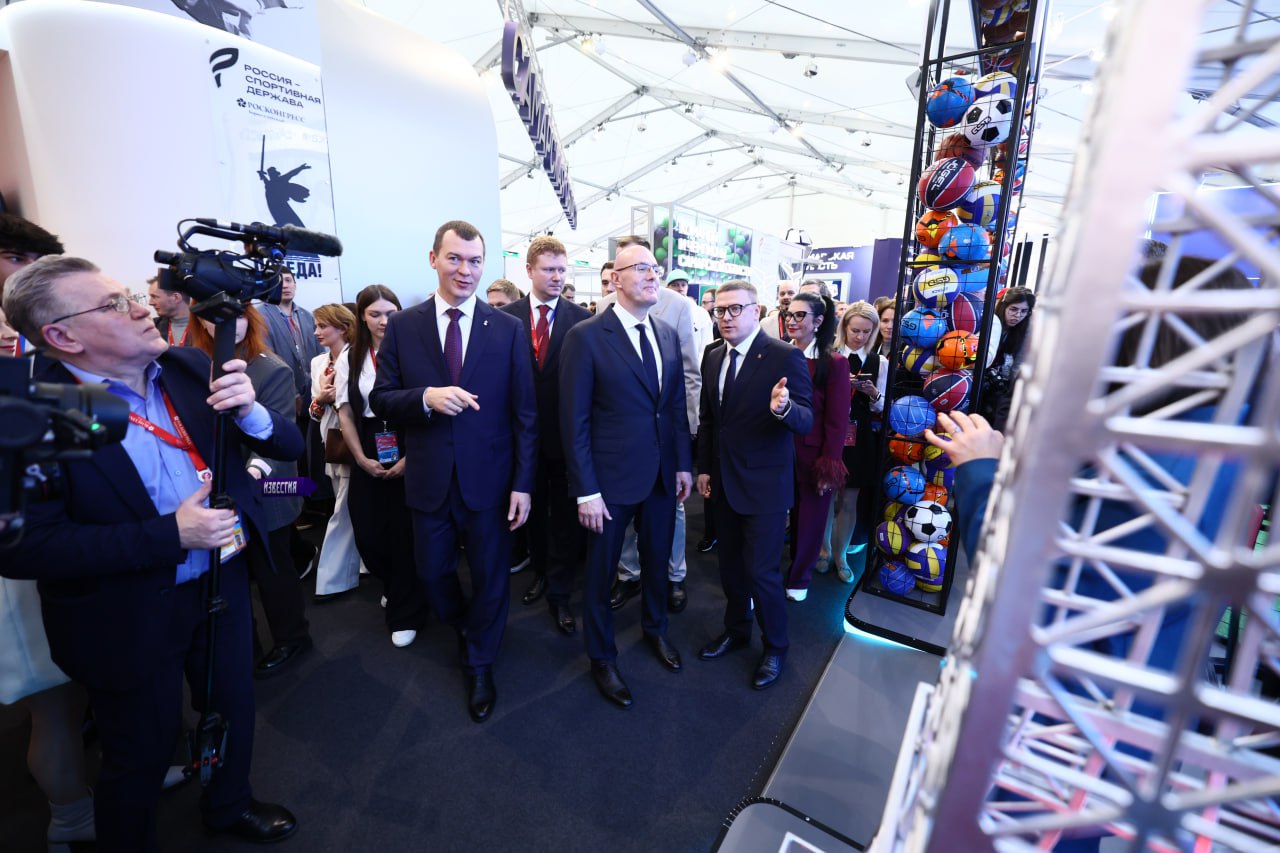Заместитель председателя Правительства РФ Дмитрий Чернышенко и министр спорта России Михаил Дегтярёв ознакомились со спортивными достижениями Челябинской области