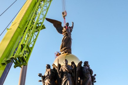 В Челябинске установили скульптуру Архангела Михаила возле кафедрального собора