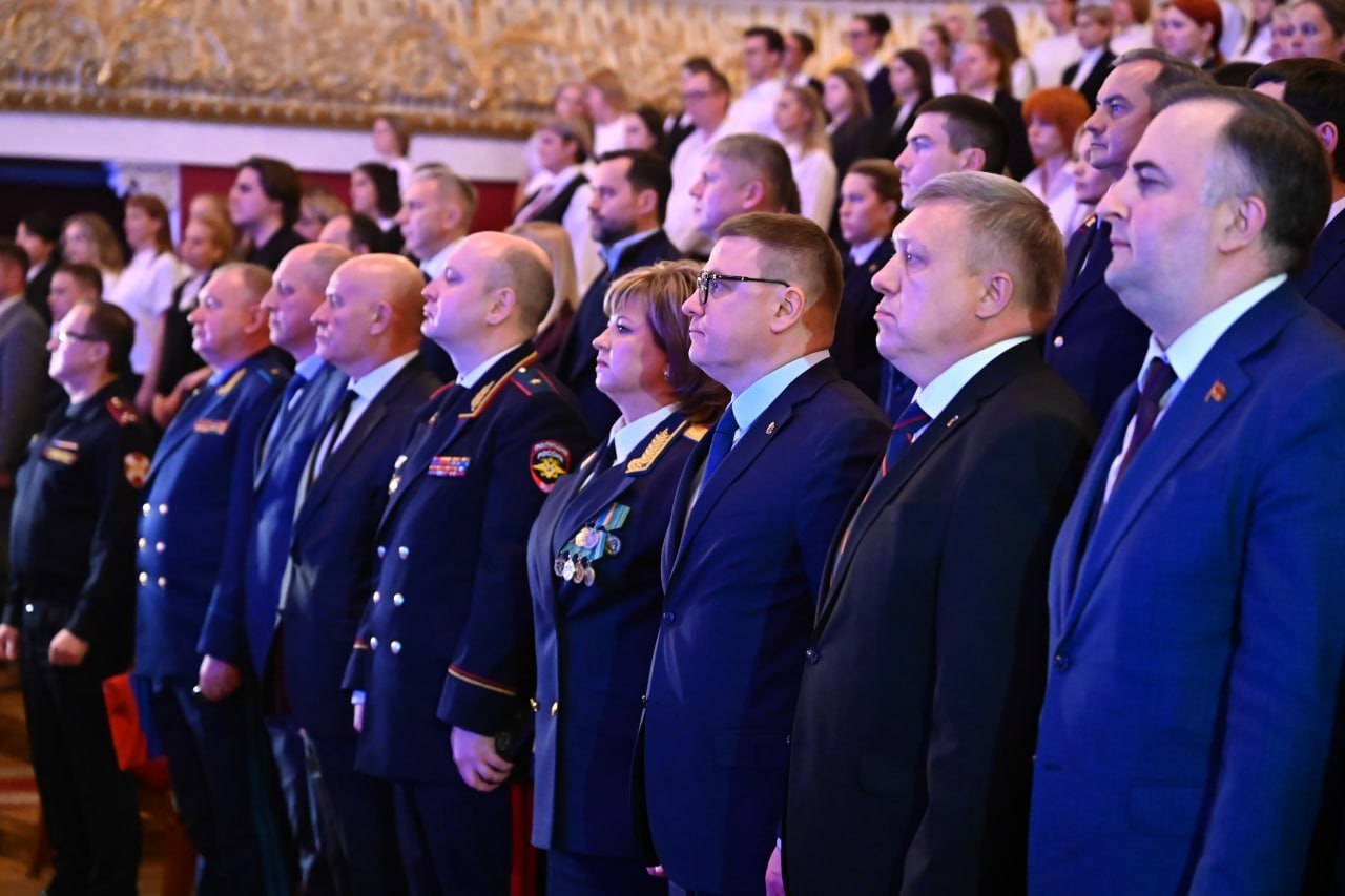 Алексей Текслер вручил областные награды судебным приставам на торжественном мероприятии