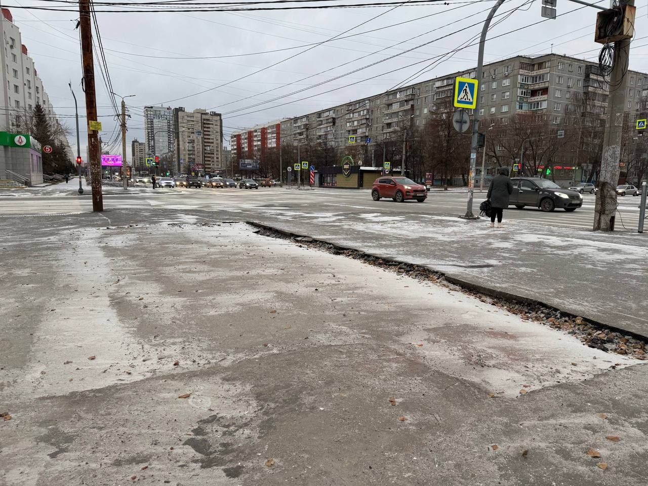 В Челябинске снесли незаконный павильон возле «Теоремы»