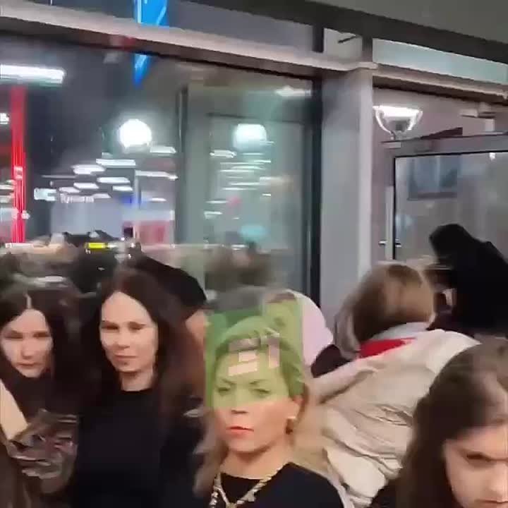 Давка в фойе после концерта Мари Краймбрери