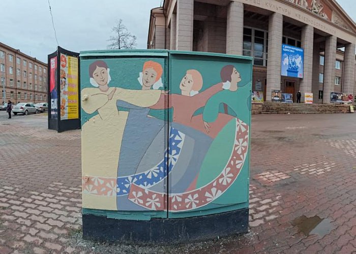 В Челябинске восстановили испорченный концертной афишей арт-объект