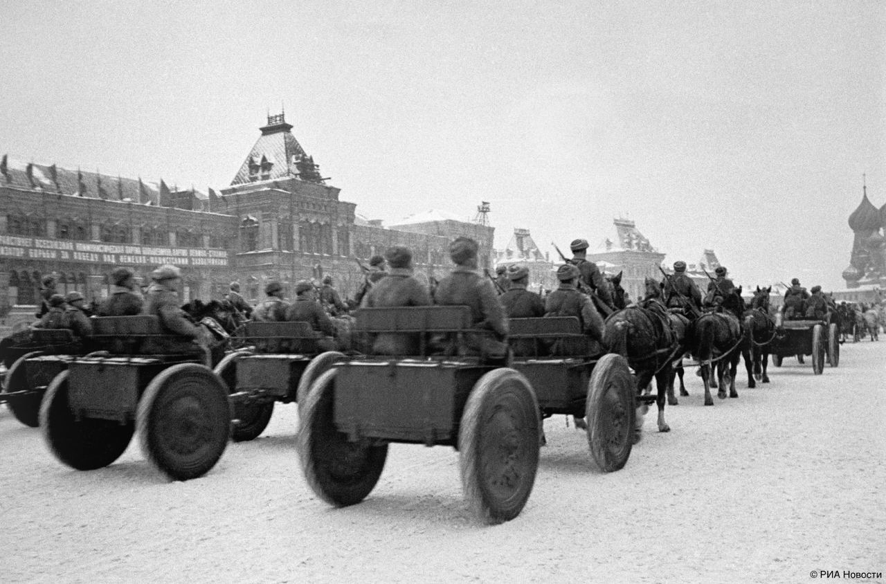 7 ноября 1941 года в Москве состоялся военный парад – прямо с Красной площади бойцы сразу отправлялись на фронт 7 ноября 1941 года в Москве состоялся военный парад – прямо с Красной площади бойцы сразу отправлялись на фронт