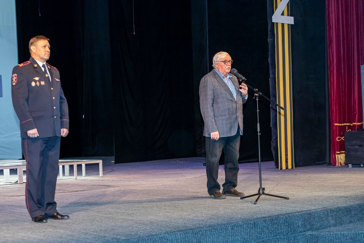 «Мы за вас горой, вы за нас — стеной»: театр «Омнибус» подарил златоустовским стражам порядка пронзительный спектакль «Блокпост» «Мы за вас горой, вы за нас — стеной»: театр «Омнибус» подарил златоустовским стражам порядка пронзительный спектакль «Блокпост»