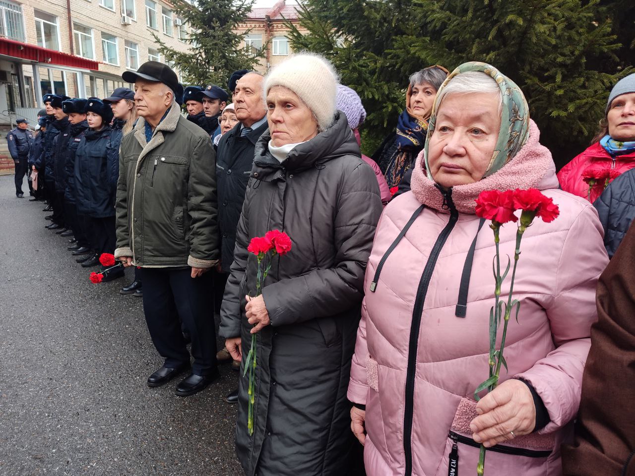 На Южном Урале почтили память стражей порядка, погибших при исполнении служебных обязанностей На Южном Урале почтили память стражей порядка, погибших при исполнении служебных обязанностей