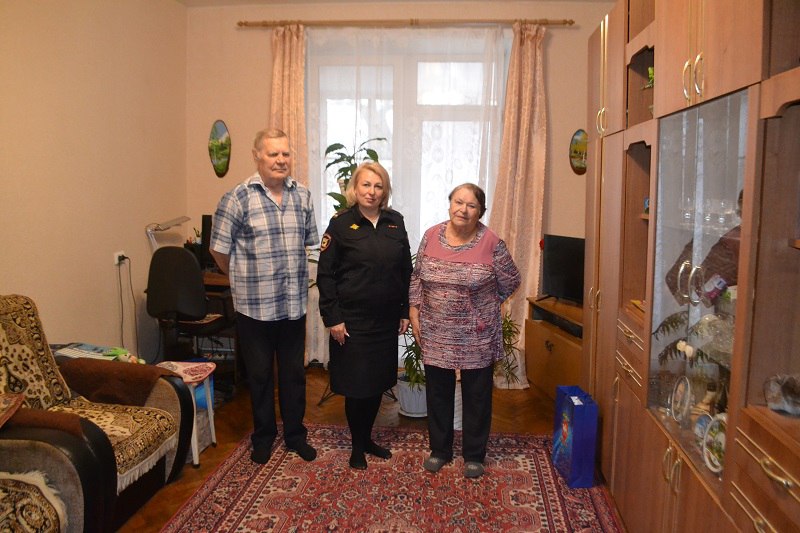 В Челябинской области полицейские навестили семьи погибших при исполнении долга сотрудников органов внутренних дел В Челябинской области полицейские навестили семьи погибших при исполнении долга сотрудников органов внутренних дел