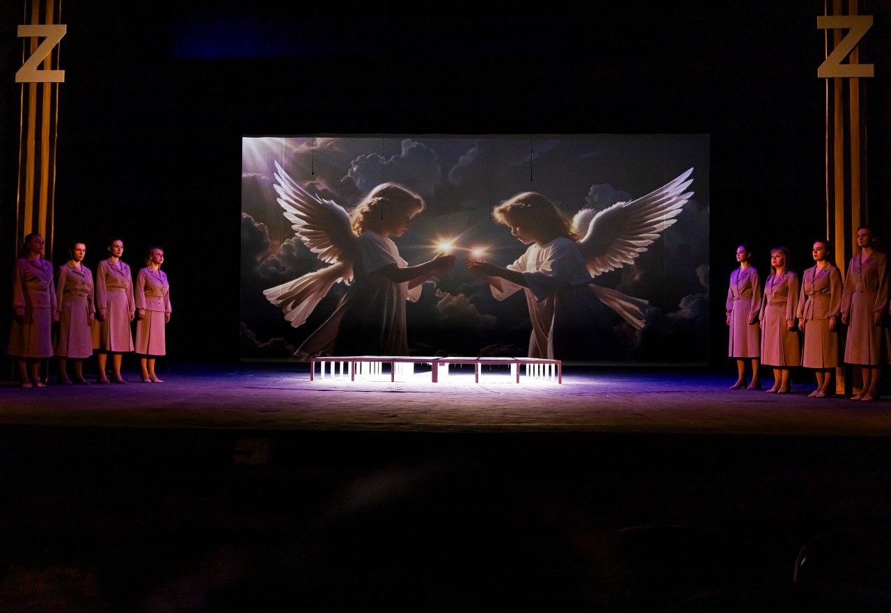 «Мы за вас горой, вы за нас — стеной»: театр «Омнибус» подарил златоустовским стражам порядка пронзительный спектакль «Блокпост»