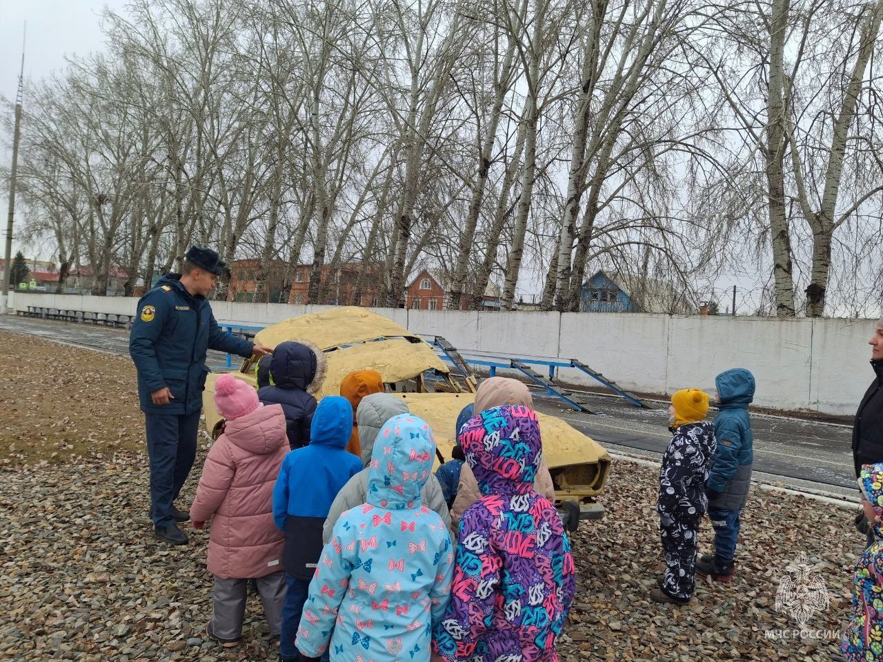 Дошколята узнали о профессии пожарного Дошколята узнали о профессии пожарного